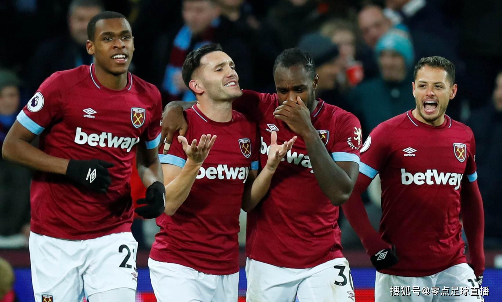 今天能首秀吗？镜头给到场边热身的莫德里奇.